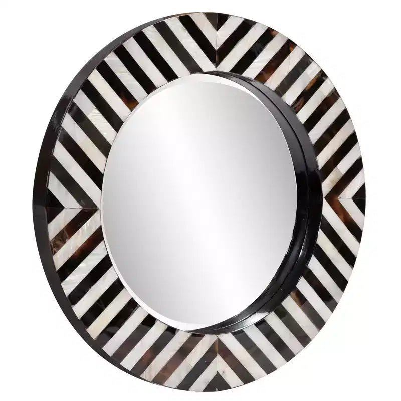 Specchio da parete rotondo smussato Howard Elliott 24" Julianna con cornice in corno e conchiglia bianca e nera