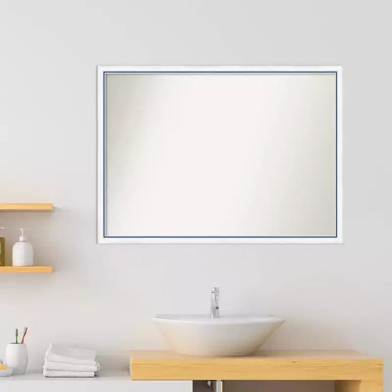 Specchio da parete per bagno Morgan in legno non smussato 40"x29" Bianco/Blu - Amanti Art: Include accessori per il montaggio, cornice in legno