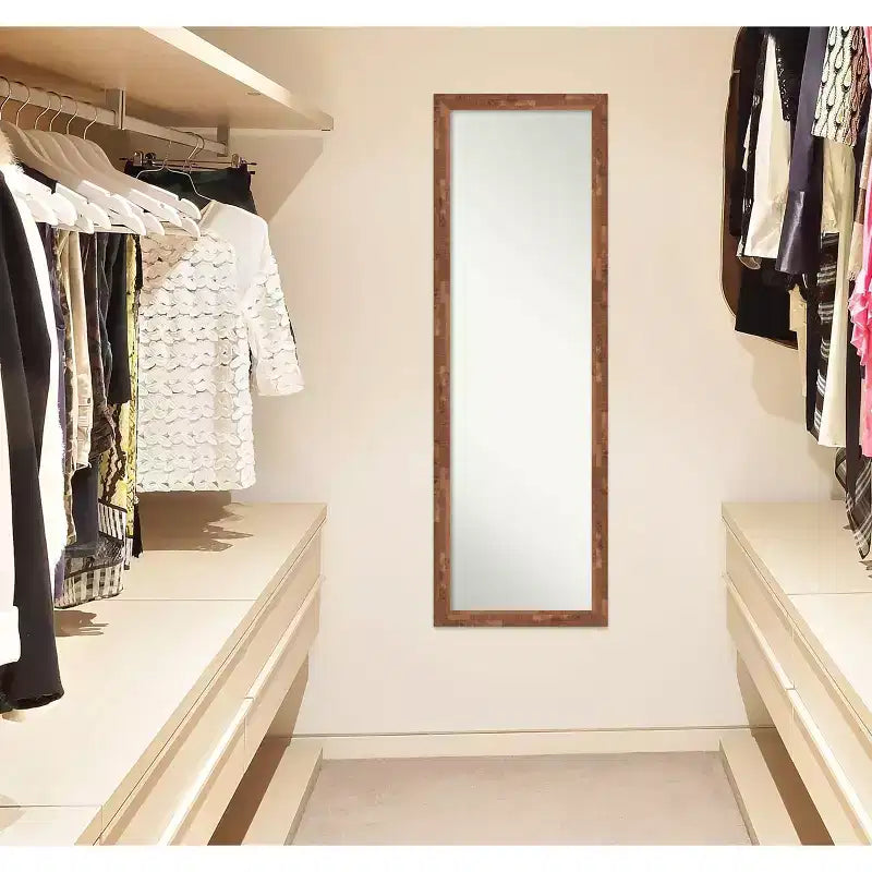 Specchio Amanti Art da 17" x 51" per porta, in legno di noce americano chiaro non smussato modello Fresco