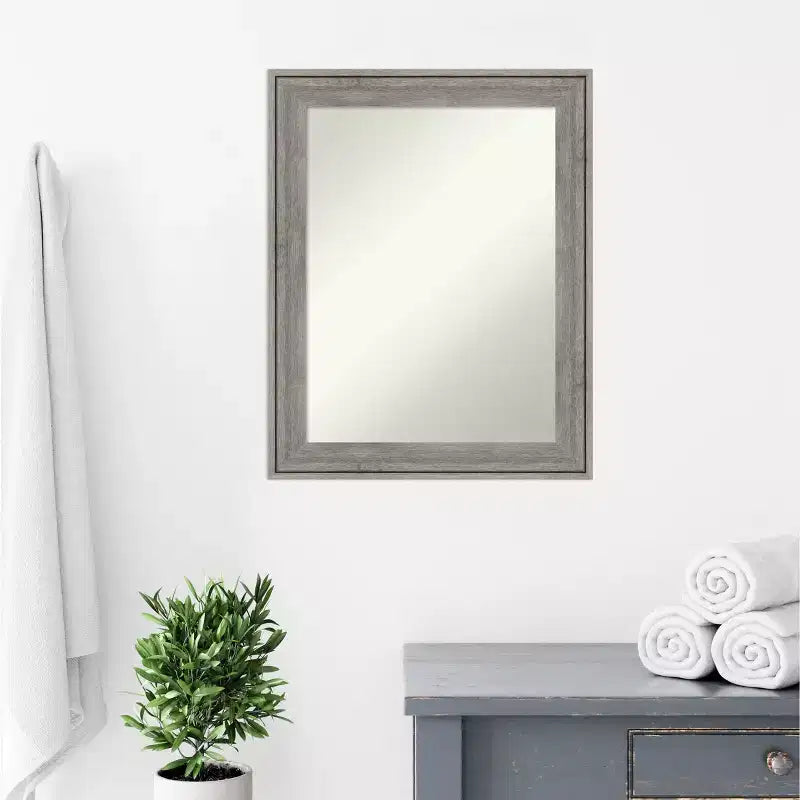 Specchio da parete per bagno in legno Regis Barnwood grigio 23" x 29" senza smussatura - Amanti Art