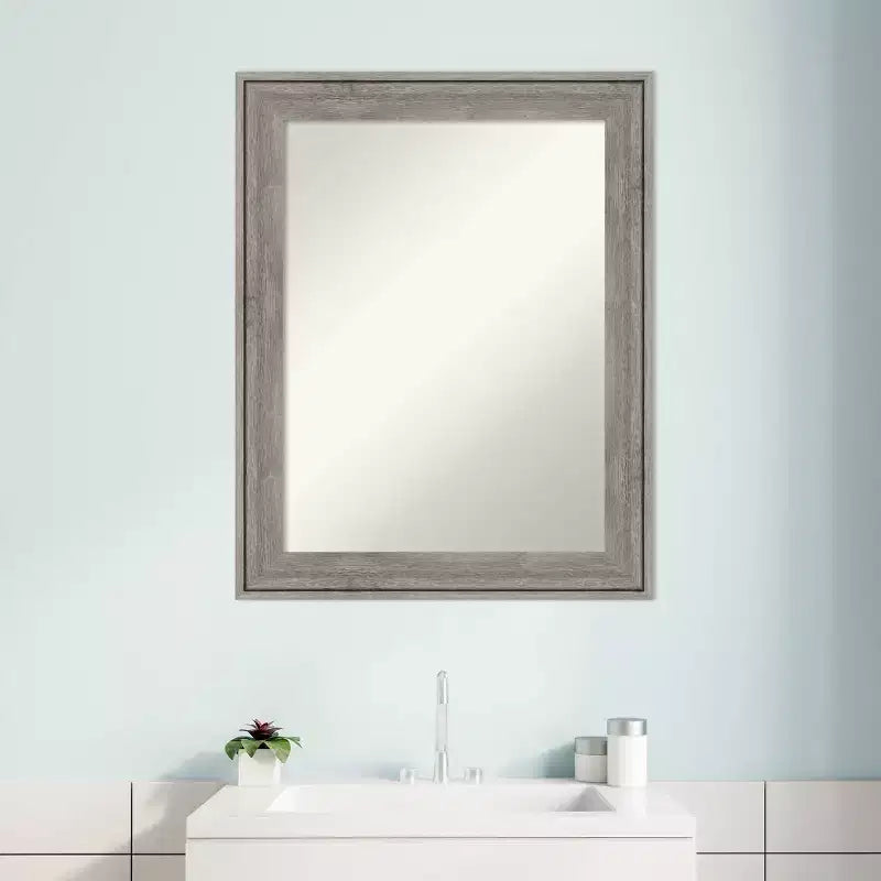 Specchio da parete per bagno in legno Regis Barnwood grigio 23" x 29" senza smussatura - Amanti Art