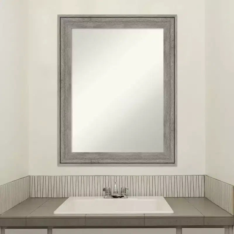 Specchio da parete per bagno in legno Regis Barnwood grigio 23" x 29" senza smussatura - Amanti Art
