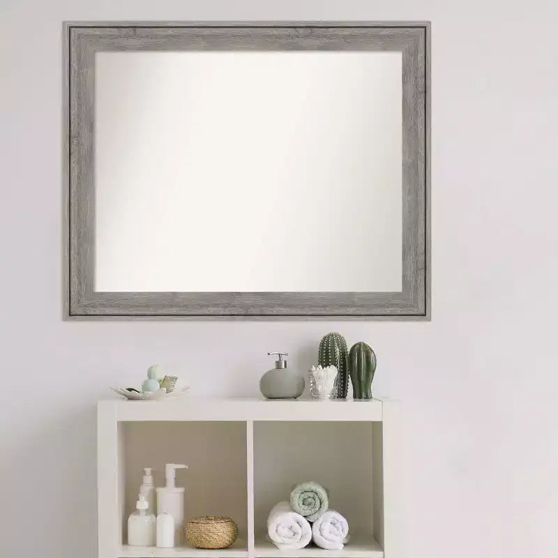 Specchio da parete per bagno in legno Regis Barnwood grigio, senza smussatura, 33" x 27" - Amanti Art