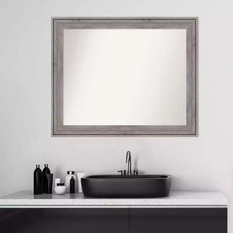 Specchio da parete per bagno in legno Regis Barnwood grigio, senza smussatura, 33" x 27" - Amanti Art