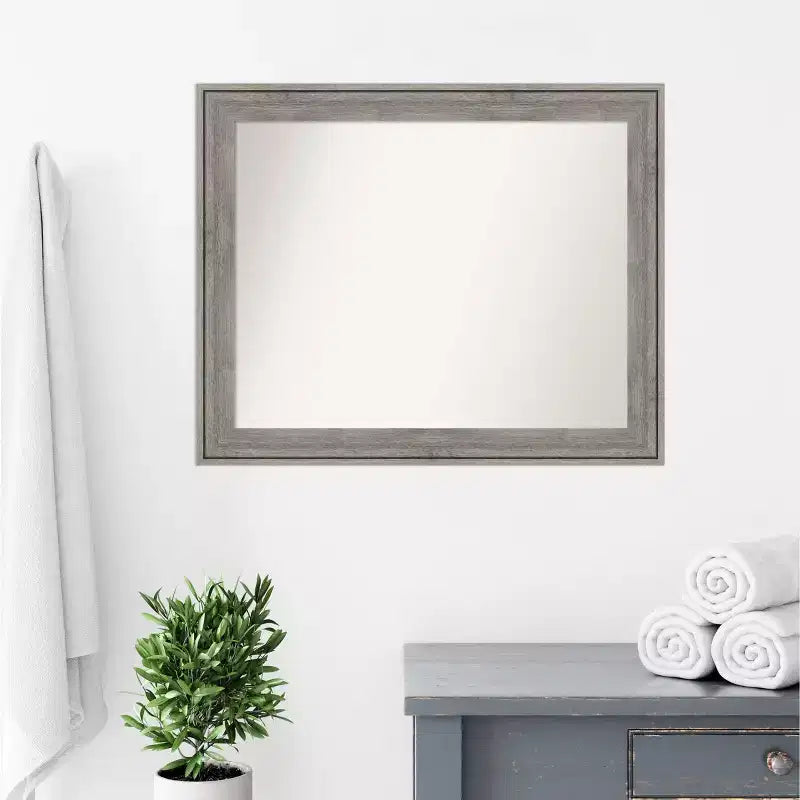 Specchio da parete per bagno in legno Regis Barnwood grigio, senza smussatura, 33" x 27" - Amanti Art