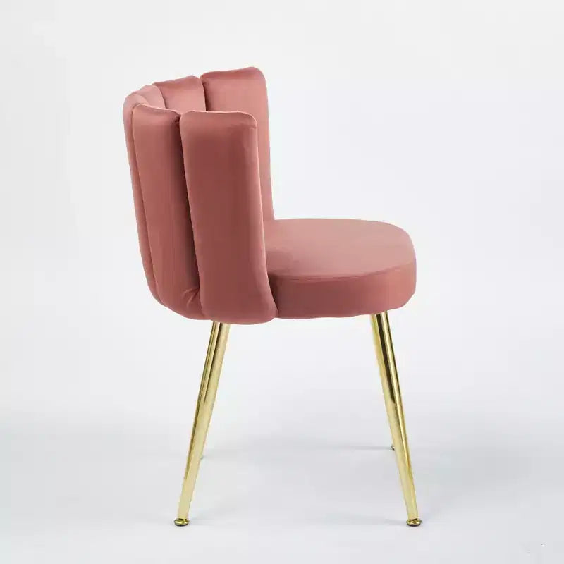 Sedia da salotto moderna Okak, con gambe in tubolare di ferro color oro, velluto e schienale confortevole, set da 2