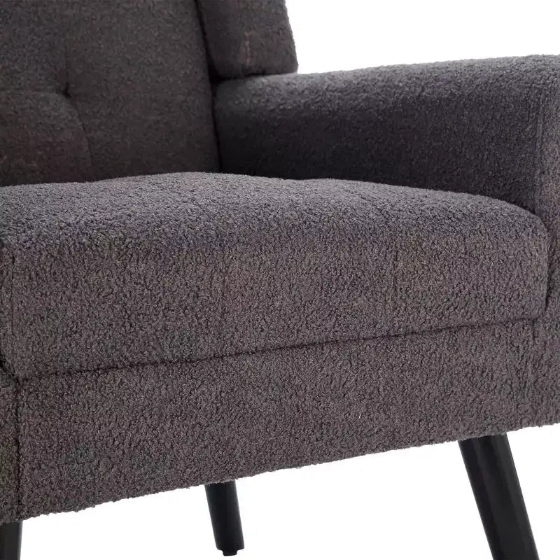 Poltrona moderna con bottoni Okak, poltrona da soggiorno imbottita con braccioli e gambe in legno nero, ergonomica per camera da letto