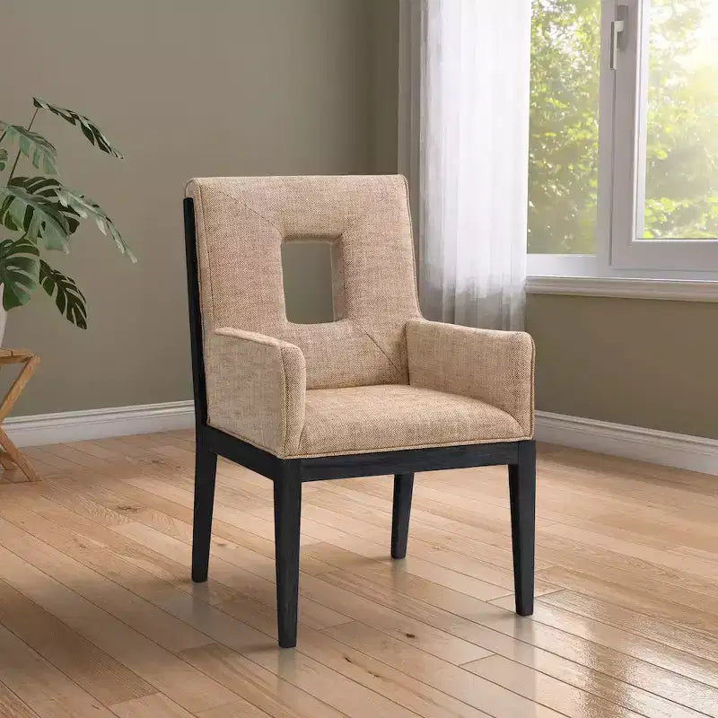 Meridian Furniture, sedia da pranzo con braccioli in tessuto testurizzato di lino Gwendolyn