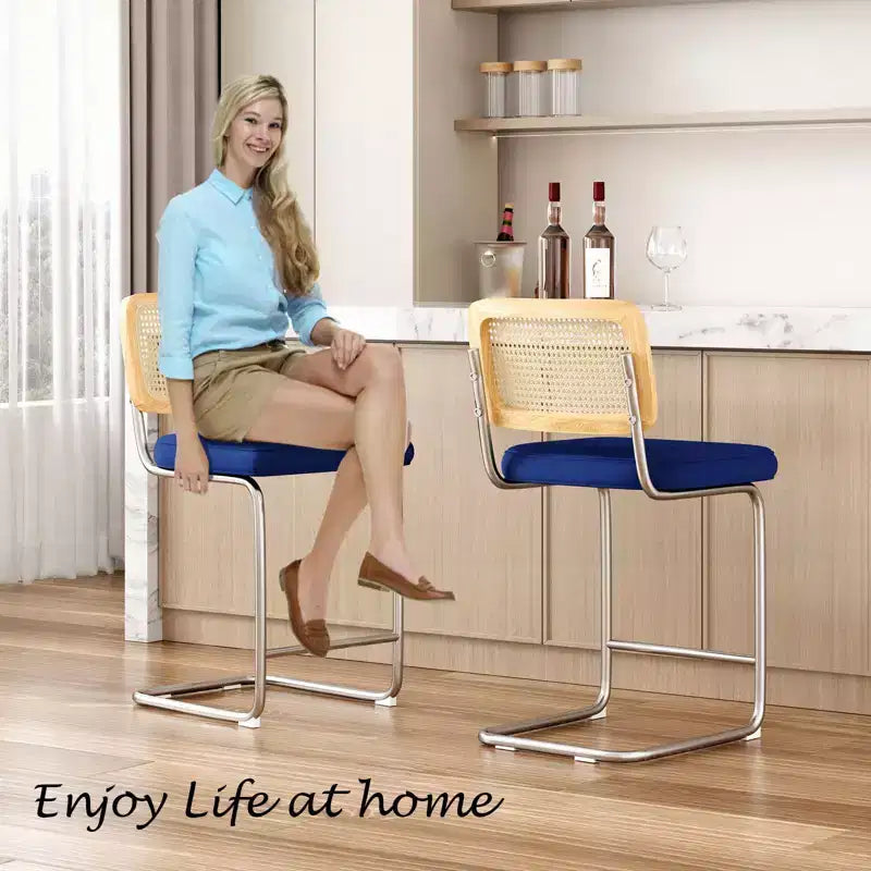 PexFix 2 sgabelli da bar altezza bancone imbottiti in velluto con schienale in rattan, 61 cm, senza braccioli, per isola cucina, blu reale