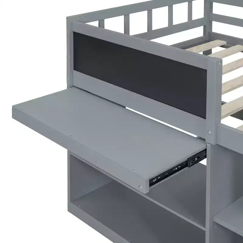 Letto a soppalco basso con scrivania a rotelle e mensole portaoggetti, letto a soppalco singolo in legno con 2 cassetti e lavagna per bambini