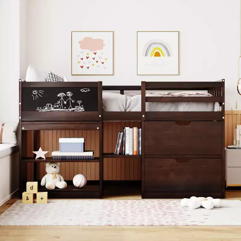 Letto a soppalco basso con scrivania a rotelle e mensole portaoggetti, letto a soppalco singolo in legno con 2 cassetti e lavagna per bambini