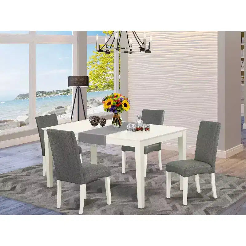 Tavolo da pranzo rettangolare HomeStock a 5 pezzi, finitura lino bianco, con piano in legno massello e 4 sedie Parson