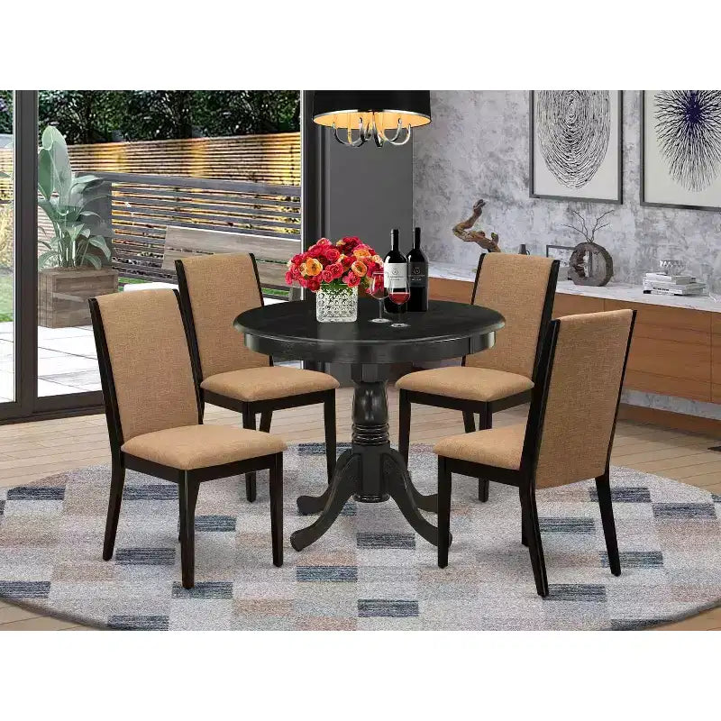 Tavolo da pranzo HomeStock 5 pezzi con piano in legno massello e finitura nera spazzolata con 4 sedie Parson