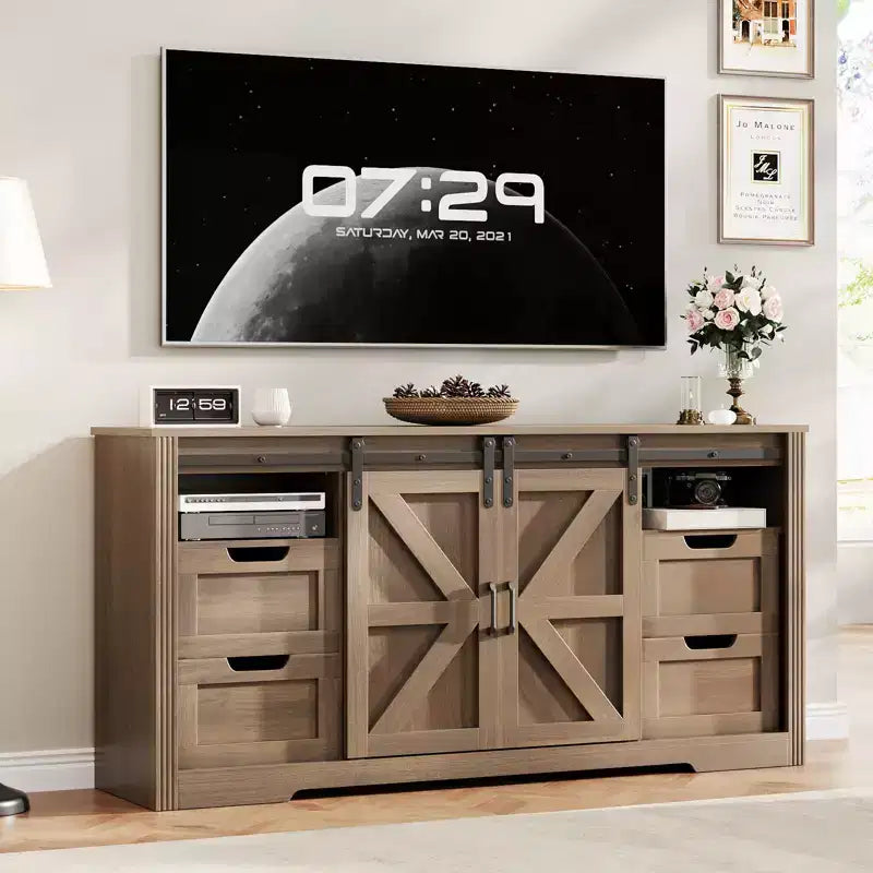 Mobile TV moderno, adatto a televisori fino a 70 pollici, con 4 cassetti e ante scorrevoli in stile "fienile" per un centro di intrattenimento da salotto.
