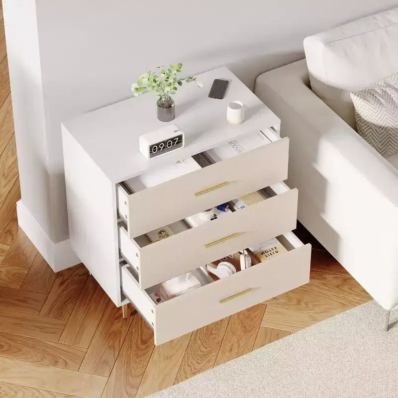 Comodino Moderno con Gambe Dorate - Comodino a 3 Cassetti con Finitura in Lino, Design Stretto per Piccoli Spazi, Cassettiera da Camera Bianca e Oro