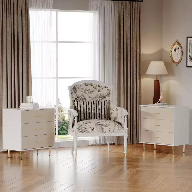 Comodino Moderno con Gambe Dorate - Comodino a 3 Cassetti con Finitura in Lino, Design Stretto per Piccoli Spazi, Cassettiera da Camera Bianca e Oro