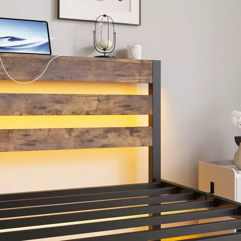 Struttura letto moderna con testiera contenitore, luci RGB e stazione di ricarica