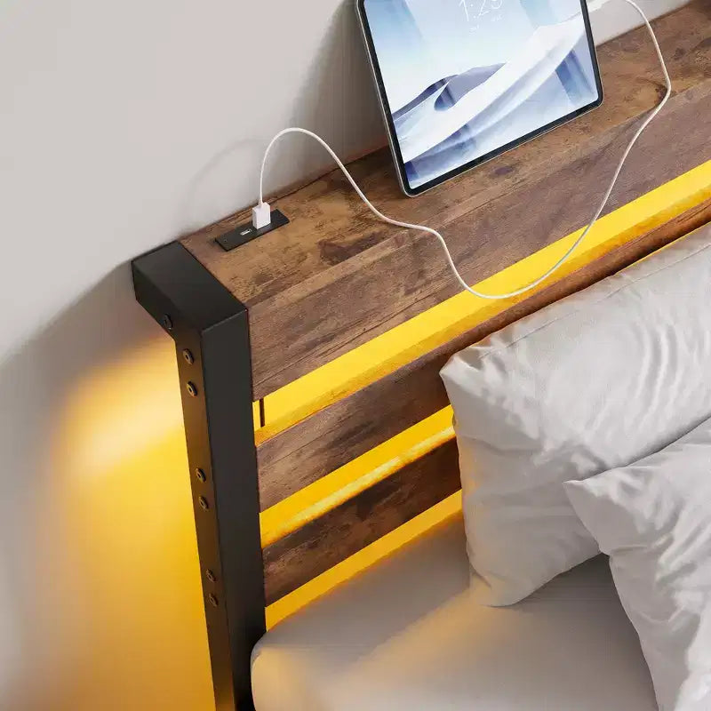 Struttura letto moderna con testiera contenitore, luci RGB e stazione di ricarica