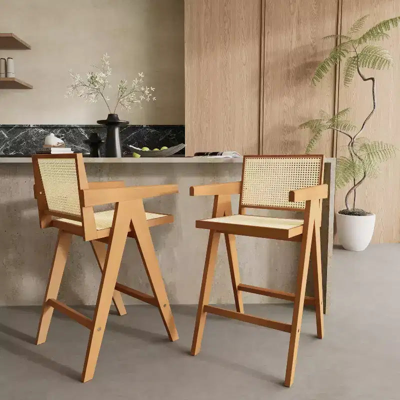 Set di 2 sgabelli da bar ad altezza bancone in legno massello – Finitura naturale, schienale in rattan, per isola cucina