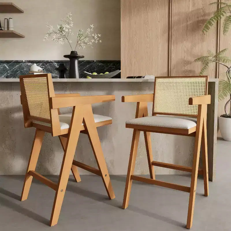Set di 2 sgabelli da bar ad altezza bancone in legno massello – Finitura naturale, schienale in rattan, per isola cucina