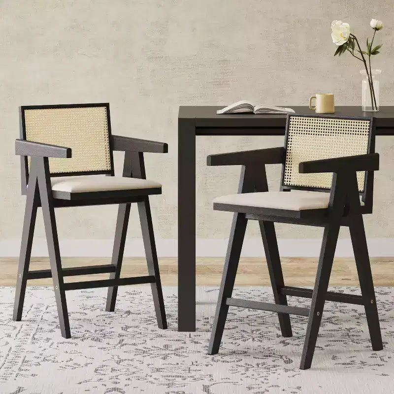 Set di 2 sgabelli da bar ad altezza bancone in legno massello – Finitura naturale, schienale in rattan, per isola cucina