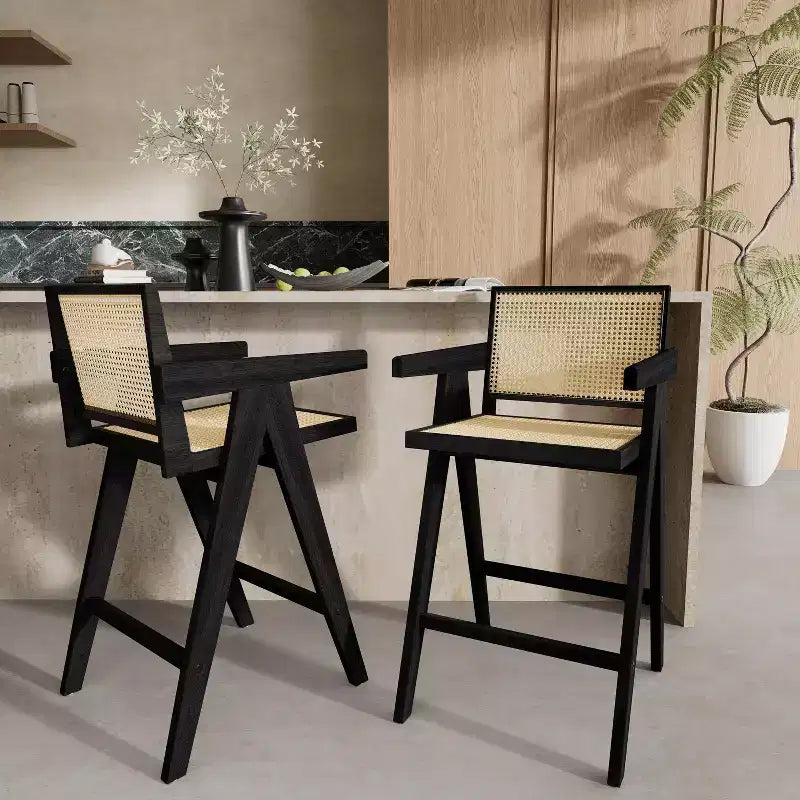 Set di 2 sgabelli da bar ad altezza bancone in legno massello – Finitura naturale, schienale in rattan, per isola cucina