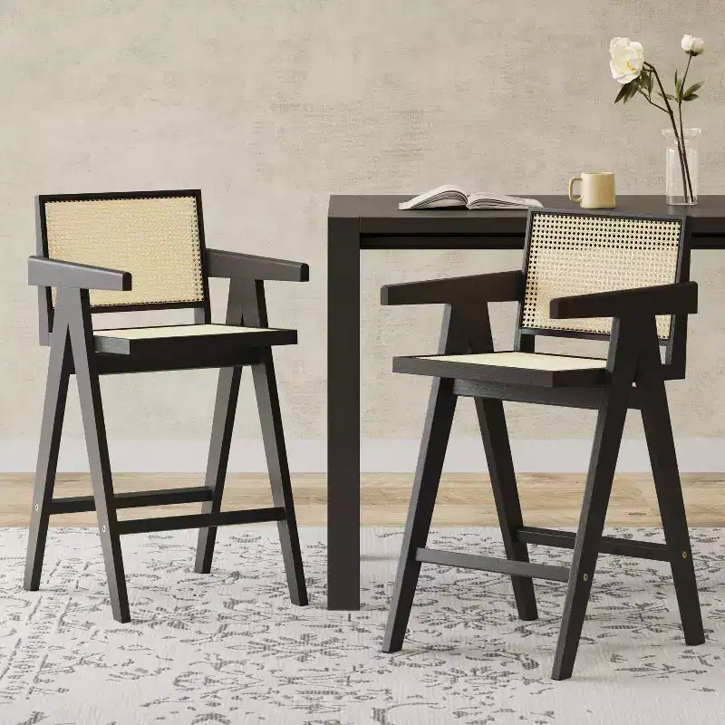 Set di 2 sgabelli da bar ad altezza bancone in legno massello – Finitura naturale, schienale in rattan, per isola cucina