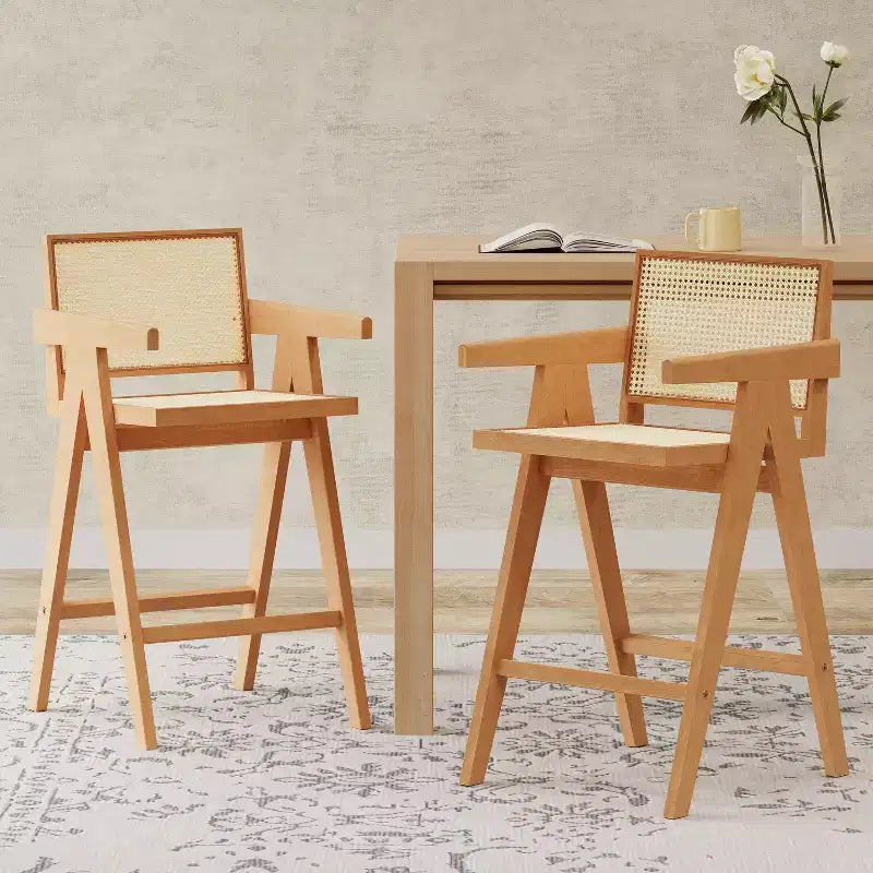 Set di 2 sgabelli da bar ad altezza bancone in legno massello – Finitura naturale, schienale in rattan, per isola cucina
