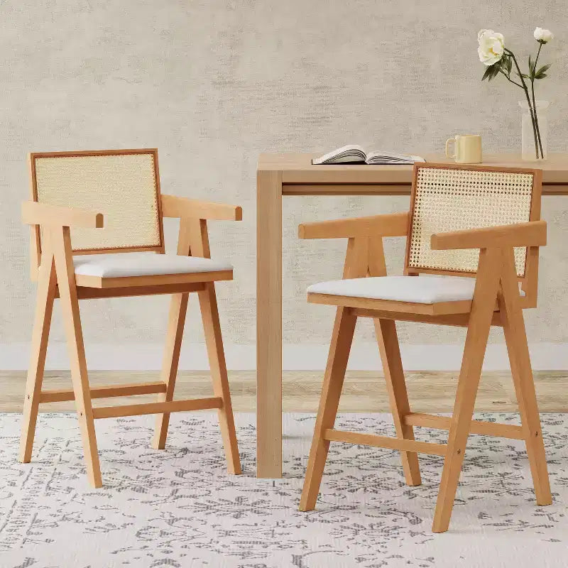 Set di 2 sgabelli da bar ad altezza bancone in legno massello – Finitura naturale, schienale in rattan, per isola cucina