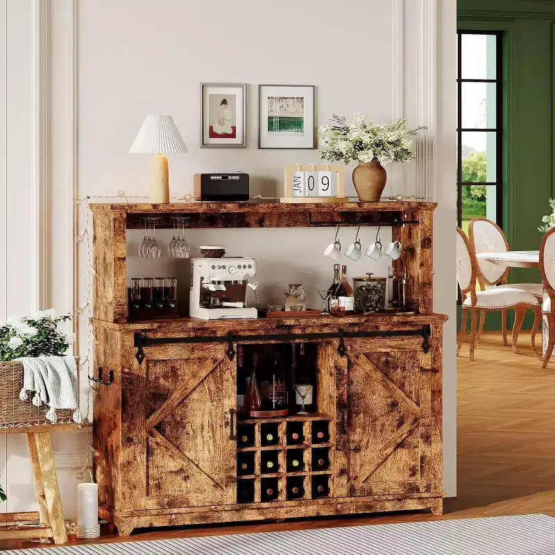 Mobiletto/Credenza da Caffè da 55 Pollici con Anta Scorrevole a Fienile, Design con Illuminazione d'Esposizione e Hub Multifunzione, Porta Calici per Sala da Pranzo