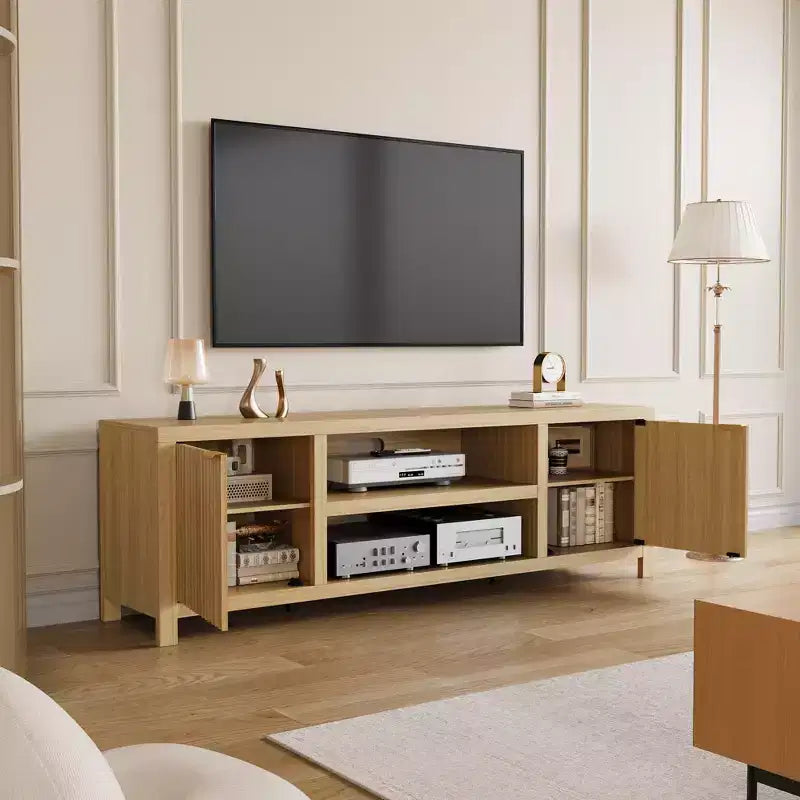 Mobile TV scanalato per 80 pollici, mobile TV moderno con contenitore, mobile console multimediale in legno con anta scanalata e maniglia dorata, rovere naturale