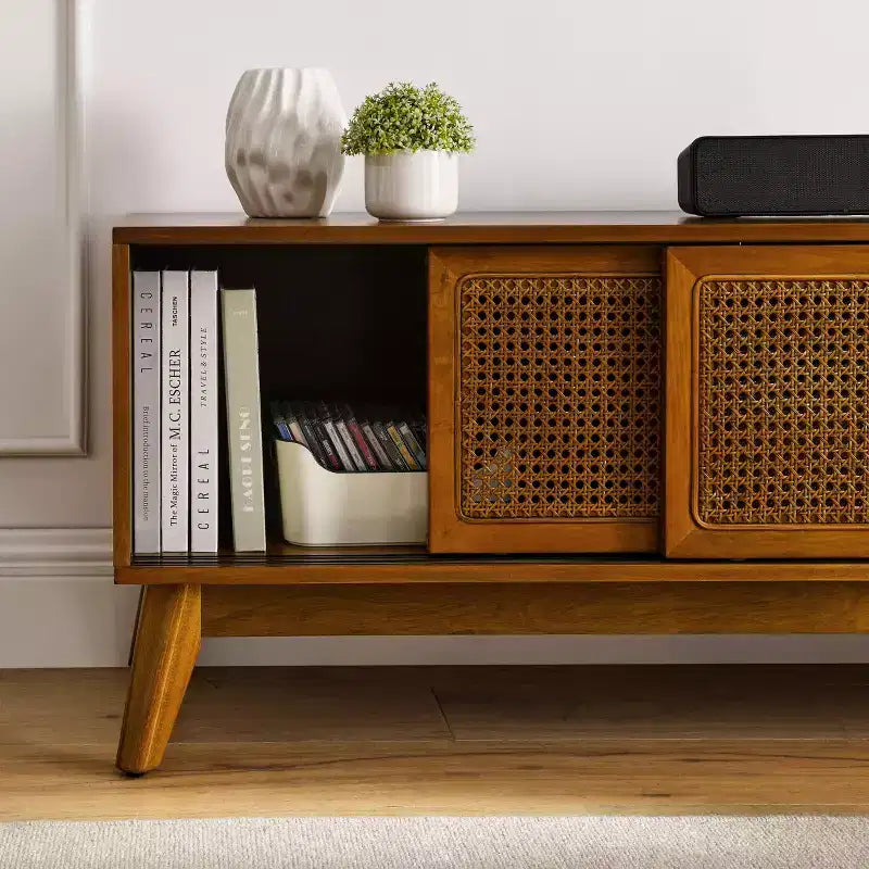 JVNOXK Mobile TV in Rattan Moderno di Metà Secolo da 150 cm per TV da 65 pollici, Base in Legno Massello con Ante in Rattan - Legno Chiaro