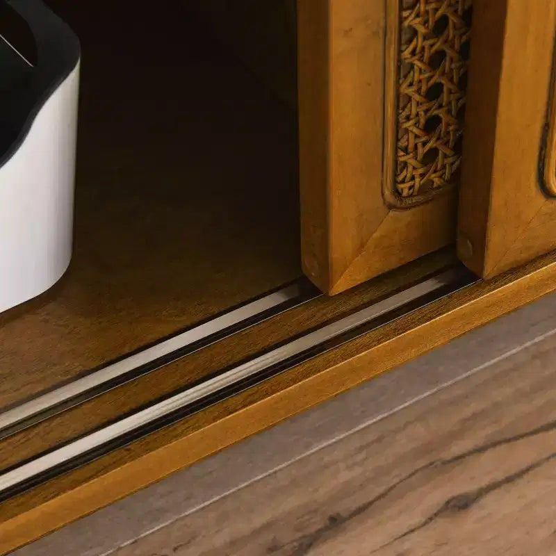 JVNOXK Mobile TV in Rattan Moderno di Metà Secolo da 150 cm per TV da 65 pollici, Base in Legno Massello con Ante in Rattan - Legno Chiaro