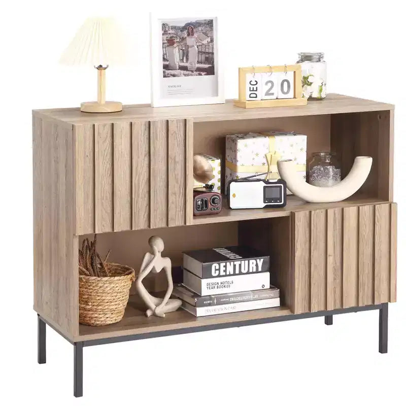 Credenza scanalata con spazio contenitivo, credenza buffet Mid-Century con ante e gambe in metallo, tavolo consolle per soggiorno e corridoio