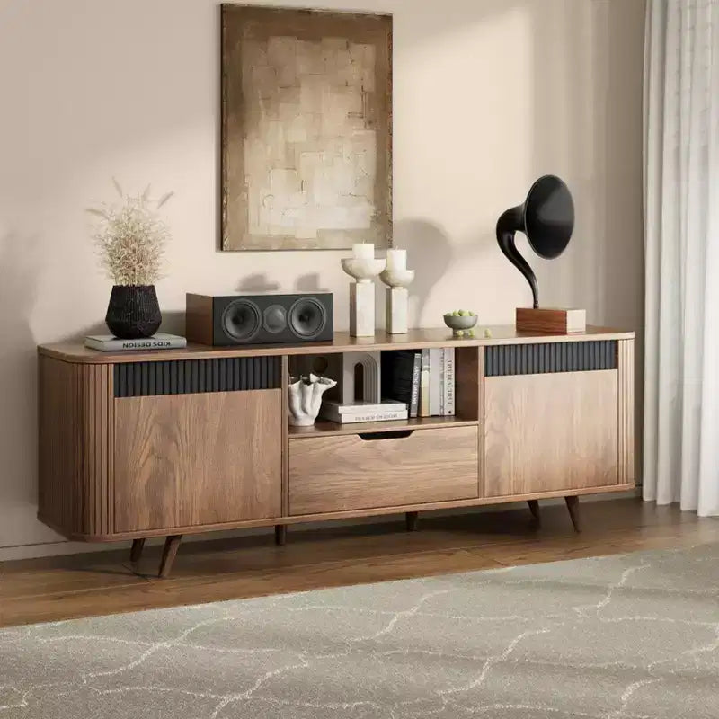 Modern TV Stand da 55 pollici per TV fino a 65 pollici, Consolle multimediale scanalata con cassetto e stazione di ricarica, Mobile TV in legno in stile Mid-Century per soggiorni