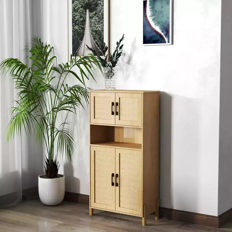 Armadio portaoggetti a quattro ante con design in rattan intrecciato, ripiani regolabili e stile versatile per soggiorni e sale da pranzo