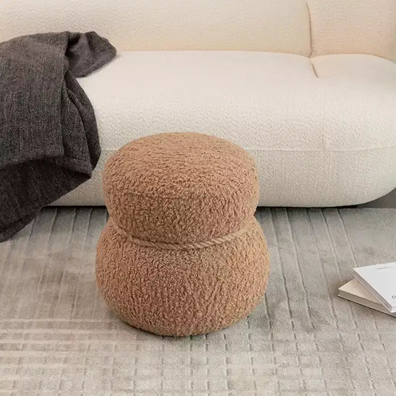 TUYOHW Poggiapiedi Rotondo a Forma di Pupazzo di Neve Imbottito, Carino Sgabello in Lana di Agnello per Toeletta con Struttura in Legno, Panca Porta Scarpe per Soggiorno, Camera da Letto, Ingresso