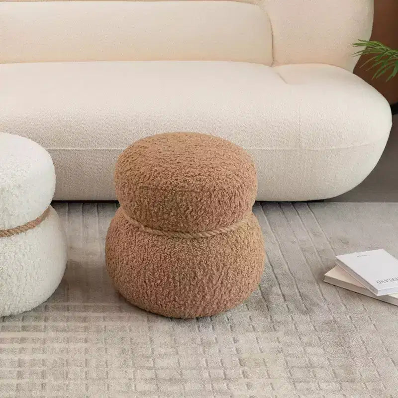 TUYOHW Poggiapiedi Rotondo a Forma di Pupazzo di Neve Imbottito, Carino Sgabello in Lana di Agnello per Toeletta con Struttura in Legno, Panca Porta Scarpe per Soggiorno, Camera da Letto, Ingresso