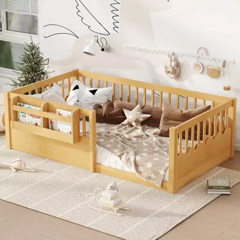 Struttura letto a pavimento Montessori per bambino, in legno, gemello/pieno/king, con recinzione rialzata e libreria, a basso profilo - ModernLuxe