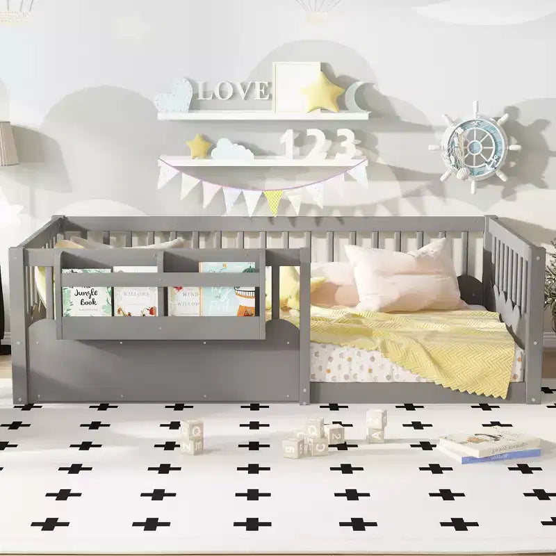 Struttura letto a pavimento Montessori per bambino, in legno, gemello/pieno/king, con recinzione rialzata e libreria, a basso profilo - ModernLuxe