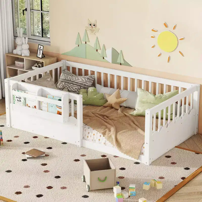 Struttura letto a pavimento Montessori per bambino, in legno, gemello/pieno/king, con recinzione rialzata e libreria, a basso profilo - ModernLuxe