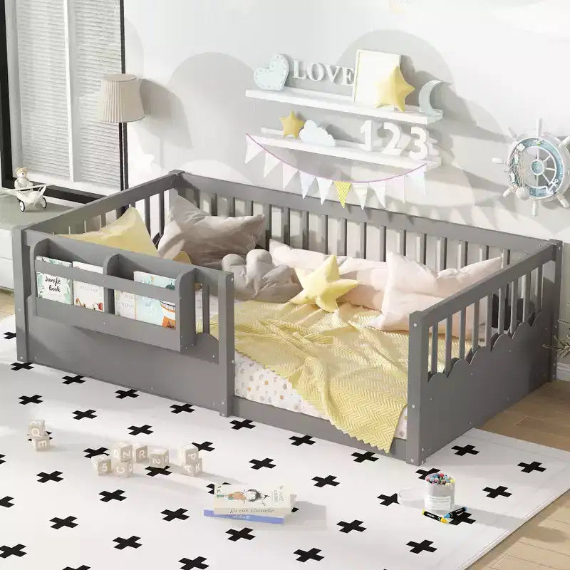 Struttura letto a pavimento Montessori per bambino, in legno, gemello/pieno/king, con recinzione rialzata e libreria, a basso profilo - ModernLuxe