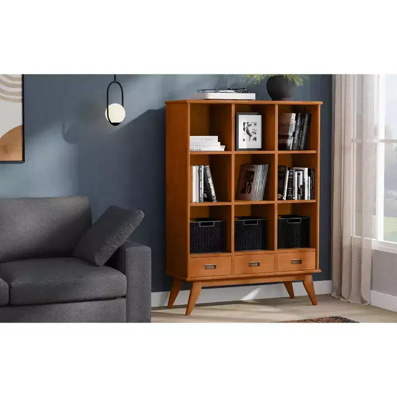 Libreria contenitore Tierney da 42 pollici in legno massello stile Mid-Century, colore Teak Marrone