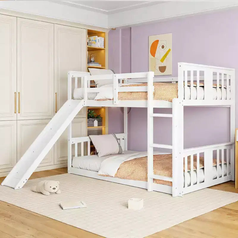 Letto a castello basso in legno Luxystar Twin over Twin con scivolo reversibile per la cameretta dei bambini