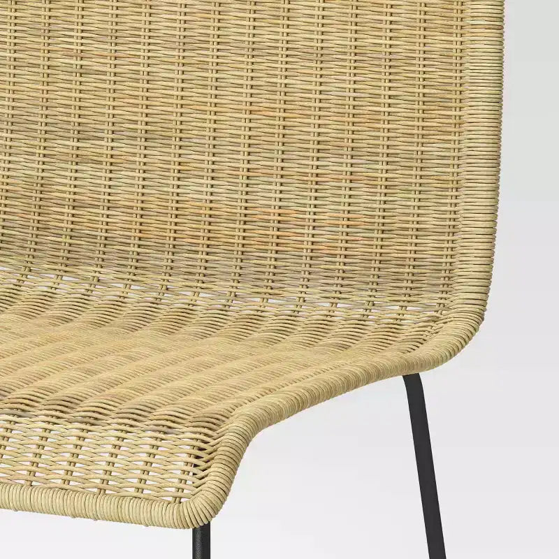 Sedia da pranzo moderna in rattan Chapin con gambe in metallo beige - Threshold™: struttura nera, design effetto rattan