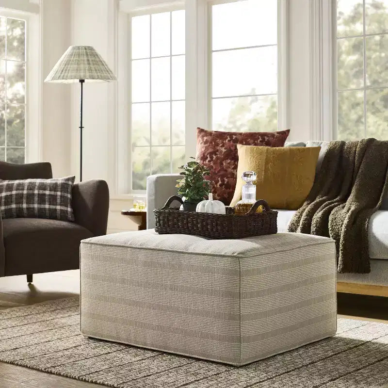 Pouf/ottoman trapuntato color cuoio - Threshold™ con Studio McGee