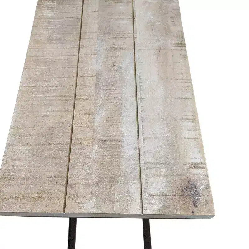 Tavolino per laptop Chloe di Carolina Living con porte USB effetto legno di recupero e ferro anticato: piano rettangolare in legno di mango, struttura in ferro
