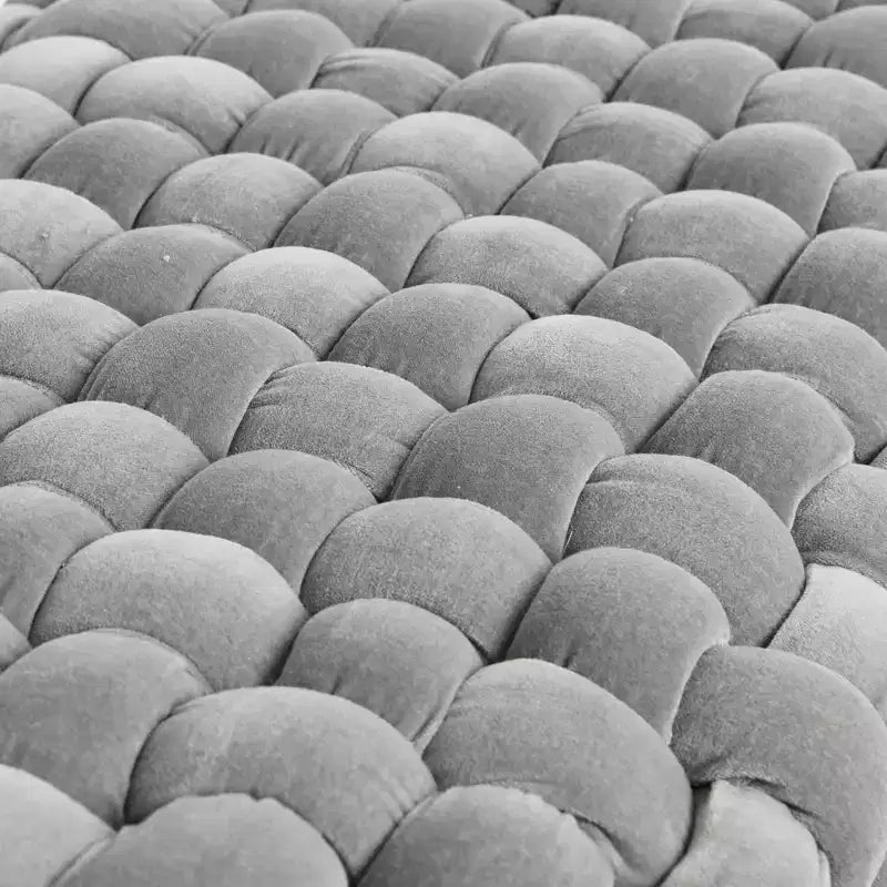 Panca da ingresso in velluto grigio Storied Home: Pouf imbottito, struttura in acacia, lunghezza 113 cm