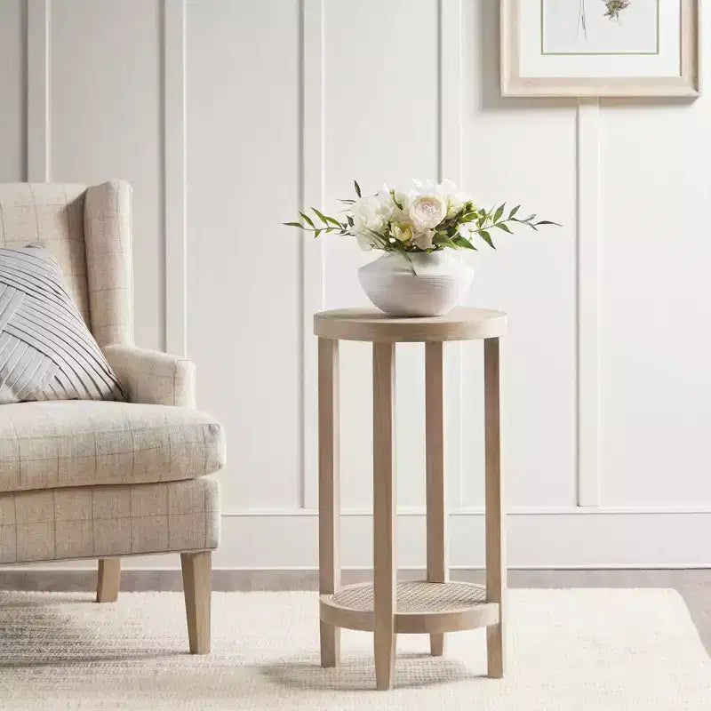 Tavolino d'appoggio rotondo Harley color grano: Martha Stewart, impiallacciatura in frassino, ripiano in rattan, 71 cm di altezza