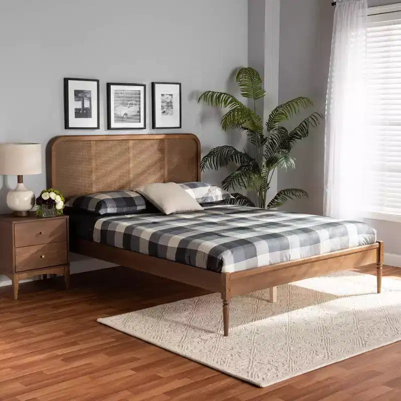 Letto a piattaforma King Elston Wood e rattan sintetico marrone/noce cenere - Baxton Studio: design di metà secolo, gambe tornite